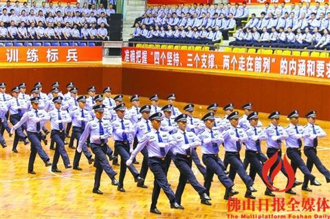 中國僑網(wǎng)昨日,,“迎接十九大·忠誠保平安”2017年佛山市公安機(jī)關(guān)警體訓(xùn)練比武在市體育館舉行。圖為三水公安分局方隊(duì)正在參加比武。/佛山日報(bào)記者張弘弢攝