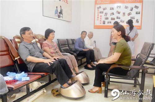 中國(guó)僑網(wǎng)老人在養(yǎng)老護(hù)理員的幫助下進(jìn)行足底按摩,。
