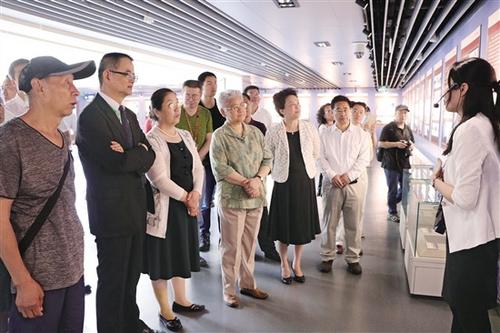 中國(guó)僑網(wǎng)《軌跡——華僑與鐵路專題展》在北京中國(guó)鐵道博物館正陽(yáng)門(mén)展館開(kāi)幕。