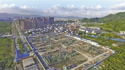 中國(guó)僑網(wǎng)圖為三垟街道舊村農(nóng)房改造安置工程工地上一片繁忙景象,。 楊冰杰 航拍