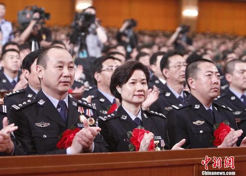中國僑網(wǎng)5月18日,,全國公安系統(tǒng)英雄模范立功集體表彰大會在北京人民大會堂舉行。中新社發(fā) 張蔚然 攝