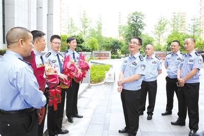 中國僑網(wǎng)受市委常委,、公安局長羅杰委托,,市公安局政治部主任黃偉軍迎接獲獎英模并送上鮮花。 圖片由市公安局提供