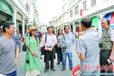 中國僑網(wǎng)20日上午,“潮城·古風(fēng)”寫生采風(fēng)團的畫家們穿街走巷,,尋找創(chuàng)作靈感,。(陳宏文 攝)