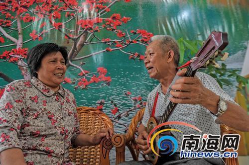 中國僑網(wǎng)村民唱村話民歌,,為即興演唱,有情歌對(duì)唱,有集體唱。(圖片來源:南海網(wǎng))