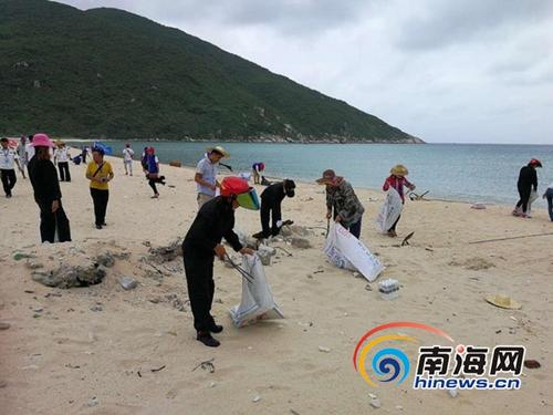 中國僑網(wǎng)圖為萬寧組織50名志愿者到大洲島清理垃圾。通訊員 梁振瑋 攝