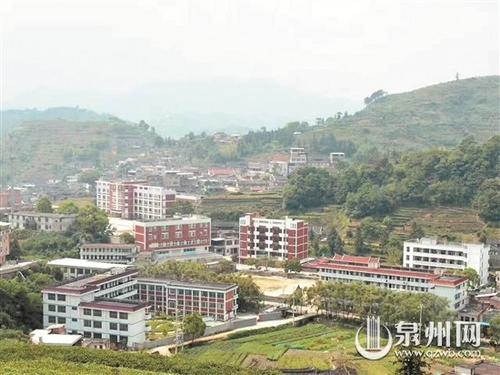 中國(guó)僑網(wǎng)圖為僑胞捐資興建的崇文中學(xué),。(崇文中學(xué)供圖)