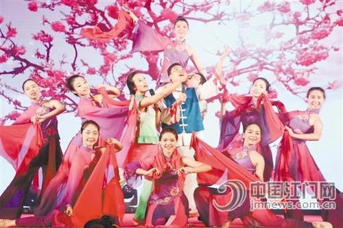 中國僑網(wǎng)文藝晚會獲得觀眾好評。圖為臺山民歌《接妹還》,。 江門日報記者 諶磊 攝