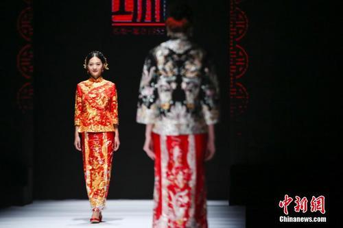 中國僑網(wǎng)資料圖:2016中國(潮州)國際婚紗禮服周發(fā)布會,。中新社記者 熊然 攝