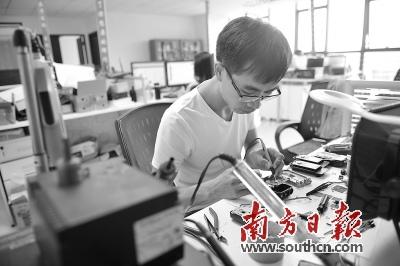 中國(guó)僑網(wǎng)微沃通訊科技發(fā)展有限公司技術(shù)人員對(duì)對(duì)講機(jī)進(jìn)行檢測(cè),。