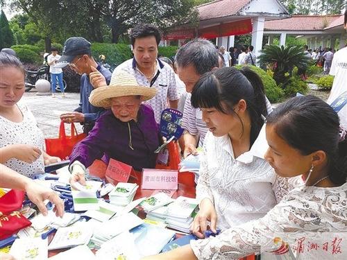 中國(guó)僑網(wǎng)宣傳活動(dòng)吸引市民前來(lái)觀看,。