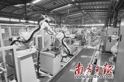 中國(guó)僑網(wǎng)圖為佛山一家企業(yè)的自動(dòng)化車間,。