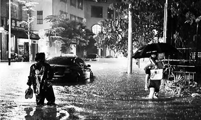 中國僑網(wǎng)24日晚強降雨,,萬寧萬城鎮(zhèn)一些路段積水,。