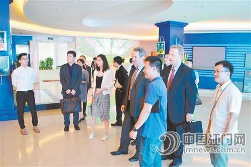 中國僑網(wǎng)德國經(jīng)貿(mào)代表團一行到訪江門市,前往中歐合作區(qū)核心區(qū)參觀考察了中歐合作創(chuàng)新中心和部分企業(yè)。