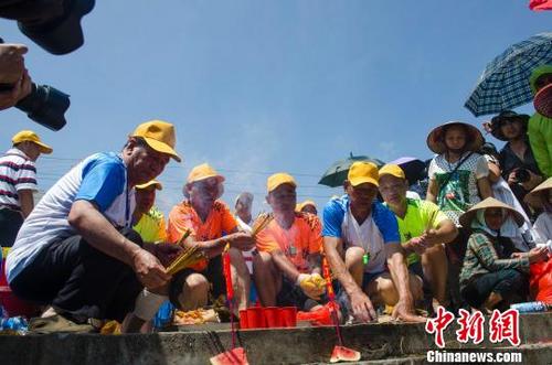 中國僑網(wǎng)圖為祭海儀式,?!〉岳顝?qiáng) 攝