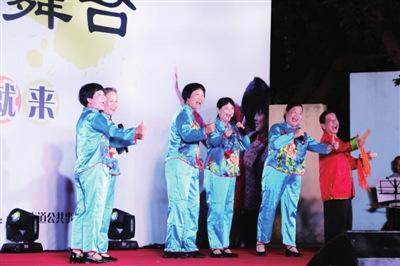 中國僑網(wǎng)圖為客家山歌《龍崗人愛講文明》唱響龍崗街道客韻大舞臺(tái),。深圳僑報(bào)通訊員 劉偉強(qiáng)攝