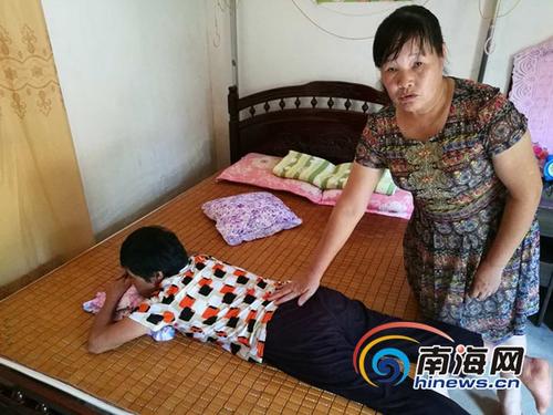 中國僑網(wǎng)圖為馮益華給二嫂按摩,。南海網(wǎng)記者 高鵬攝