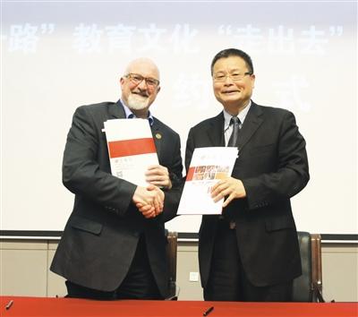 中國僑網鄭通濤(右)與來賓簽署合作協(xié)議,。