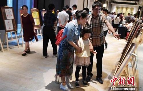中國僑網(wǎng) 6月3日,,“符至心寧”——閩臺(tái)民俗信仰符箓展在福州啟幕,,共展出來自閩臺(tái)兩地100余家宮廟的代表性符箓展品,。 記者劉可耕 攝