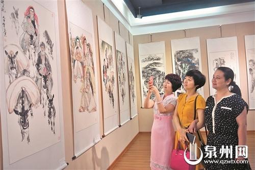 中國僑網(wǎng)書畫展吸引了不少參觀者