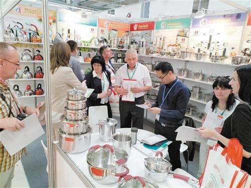 中國(guó)僑網(wǎng)江門市企業(yè)的不銹鋼產(chǎn)品獲得外國(guó)客商的青睞。