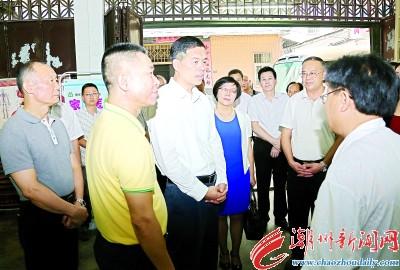 中國僑網(wǎng)潮州市委書記劉小濤等在楓溪區(qū)長德辦事處楓一村衛(wèi)生站調研。 本報記者 陳宏文 攝