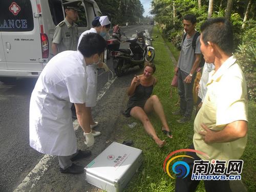 中國僑網(wǎng)外國女子意外摔車,邊防民警急忙救助,。通訊員 張耀中 攝