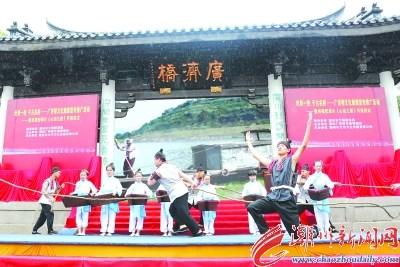中國僑網(wǎng)圖為世界一絕,、千古名橋——廣濟(jì)橋文化旅游宣傳推廣活動上,,原創(chuàng)歌舞劇《啟閉演示古橋情》表演場面。陳宏文 攝