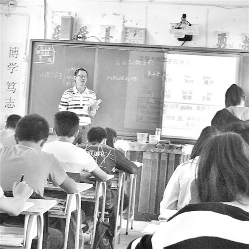 中國(guó)僑網(wǎng)黃仙永曾在南日島執(zhí)教了17年,盡管教學(xué),、生活等條件艱苦,,他還是多次放棄調(diào)離的機(jī)會(huì)