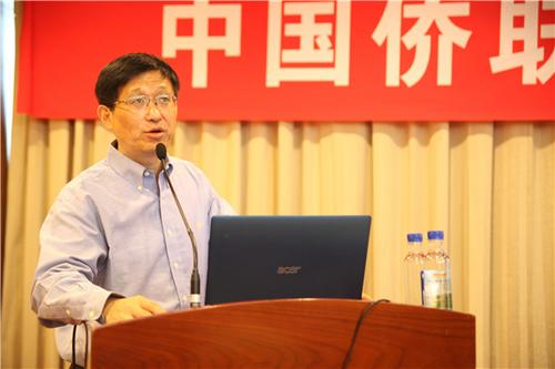 中國僑網(wǎng)中國僑聯(lián)特聘專家委員會副秘書長、資源與信息委員會秘書長方彤做分享報告,。