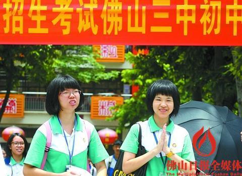 中國僑網(wǎng)昨日中午,結束上午兩科考試的考生從考點走出,,一名考生雙手合十,,祈禱考出好成績。佛山日報記者 甘建華攝