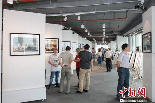中國僑網(wǎng)6月25日,,“鏡觀榕城·定格蔚藍(lán)”——“兩岸情一家親”攝影展在福州開幕?!遣h 攝