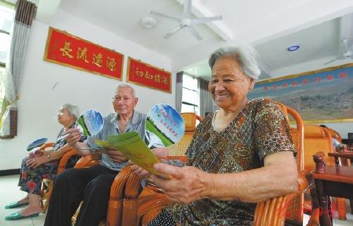 中國僑網(wǎng)長安村醫(yī)養(yǎng)中心里,,老人正在避暑休息,。