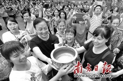 中國(guó)僑網(wǎng)裝有塔坡水的銅磬,,通過善心人士組成的隊(duì)伍接力運(yùn)送到拜祭舞臺(tái),。 戴嘉信 攝