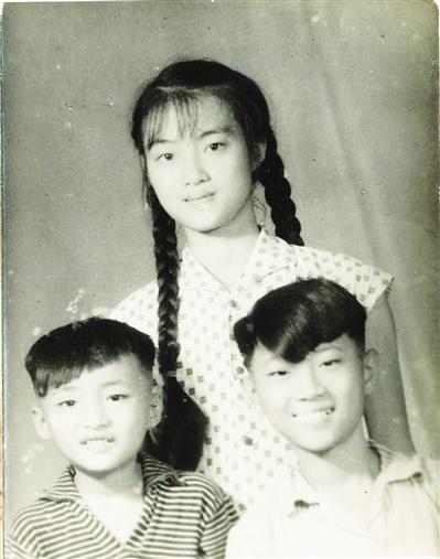 中國僑網(wǎng)1960年代,,符孔遴的三女兒符祥香,、次男符祥鋼(前右)和三男符祥鈾的合影。