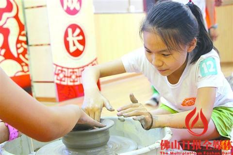 中國(guó)僑網(wǎng)夏令營(yíng)期間,,小營(yíng)員嘗試創(chuàng)作陶塑作品