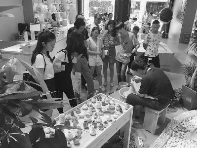 中國(guó)僑網(wǎng)索佳藝臺(tái)灣青年創(chuàng)業(yè)園舉辦的創(chuàng)意陶藝活動(dòng),。本報(bào)記者 朱力南 攝