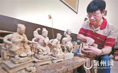 中國僑網(wǎng)晉江永和鎮(zhèn)周坑村,,蔡氏佛像雕藝師蔡永躍,,雕塑了一尊尊佛像,,將祖?zhèn)鞯墓爬霞妓噦鞒兄两瘛? /></div><!--圖片--><!--圖片說明-->
<div id=