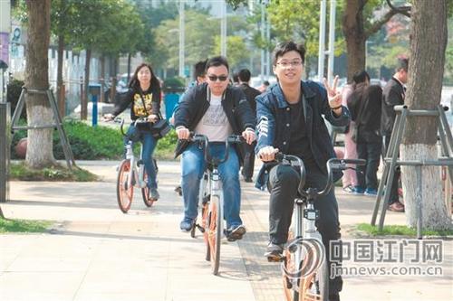中國僑網(wǎng)共享單車已成為打通市民出行“最后一公里”的有效解決辦法。 陳敏銳 攝