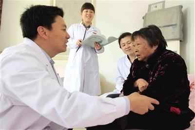 中國僑網(wǎng)溫州鹿城區(qū)七都街道積極探索“醫(yī)戶結(jié)合”簽約服務(wù),組織全科醫(yī)生上門為老年人進(jìn)行醫(yī)療服務(wù)。 陳翔 王榮 攝