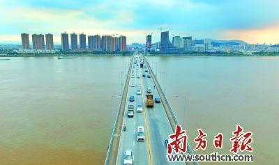 中國僑網(wǎng)外海大橋?qū)⒅猩焦沛?zhèn)與江門外海連為一體,,極大方便了中山、江門兩地的往來和交流,。 南方日報記者 葉志文 攝