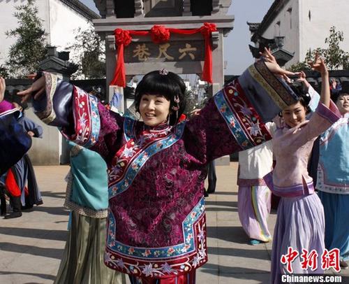 中國僑網(wǎng)資料圖,,黃梅戲電影《六尺巷》在中國古代傳統(tǒng)美德的故事六尺巷發(fā)生地,、黃梅戲故鄉(xiāng)安徽桐城舉行首映式,。圖為《六尺巷》主演韓再芬劇照。中新社發(fā) 張婭子 攝