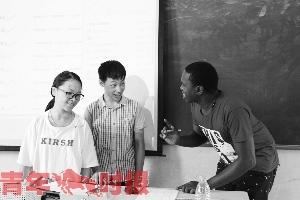 中國僑網(wǎng)邁克爾在跟孩子互動,。