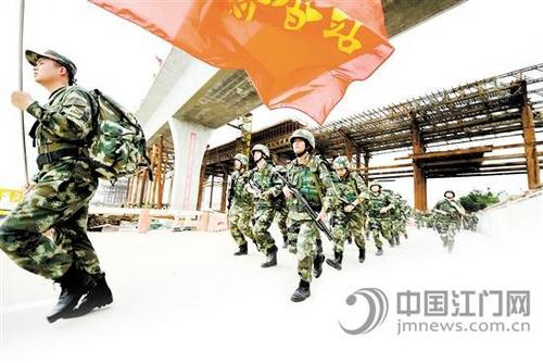中國僑網(wǎng)江門邊防檢查站擔負著江門港,、鶴山港兩個國家一類口岸及外海,、高沙、荷塘、鶴山,、恩平五個國家二類口岸的出入境邊防檢查任務,。