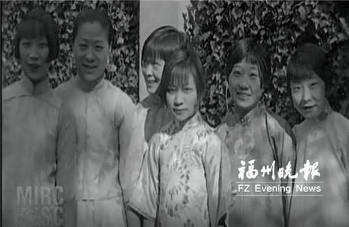 中國僑網(wǎng)6名中國女留學生身著中國旗袍(視頻截圖),。