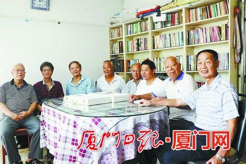 中國(guó)僑網(wǎng)蔣明生(左一)和他的哥們,。