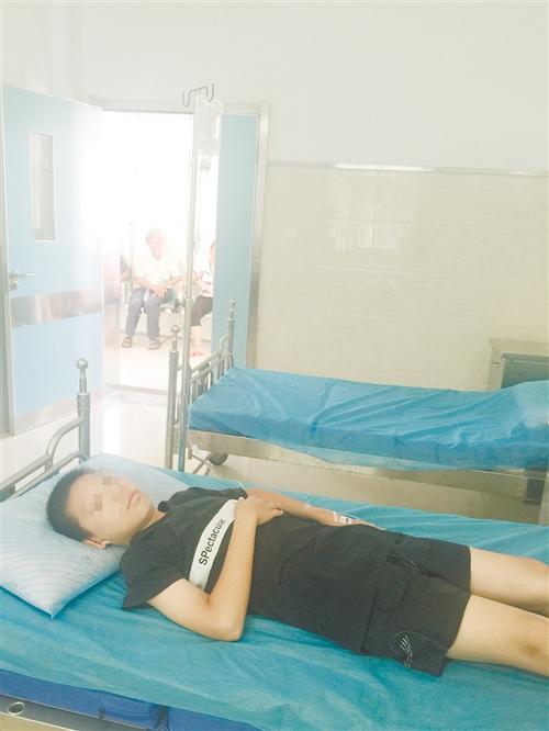 中國僑網(wǎng)得了腮腺炎的杰仔躺在病床上打針。