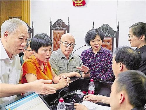 中國僑網(wǎng)休庭階段,,觀調(diào)團(tuán)成員分別為雙方當(dāng)事人進(jìn)行調(diào)解,。