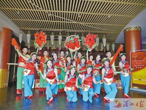 中國(guó)僑網(wǎng)圖為市老年大學(xué)舞蹈隊(duì)正在彩排《荔枝紅》舞蹈,。