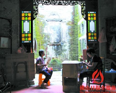 中國(guó)僑網(wǎng)居民在百年老屋里休閑納涼,。(馮海棉 攝)