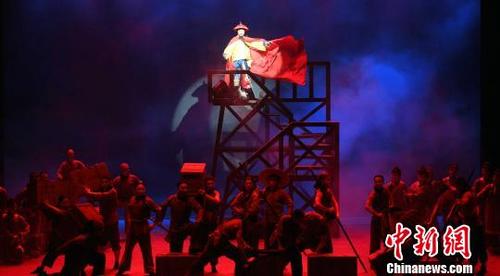 中國僑網(wǎng)8月15日晚,,由福州閩劇院優(yōu)秀青年演員楊帥,,中國戲劇梅花獎(jiǎng)得主吳則文等閩劇名角主演的閩劇《林則徐與王鼎》在福州精彩上演?!⒖筛z
